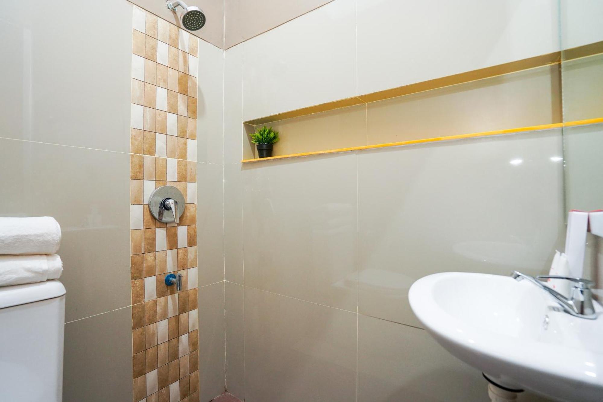 Hotel O Surabaya Near Surabaya Town Square Formerly Kupang Gunung Residence Kültér fotó